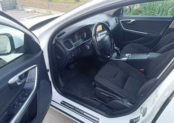 Volvo V60 cena 41900 przebieg: 255000, rok produkcji 2015 z Zdzieszowice małe 56